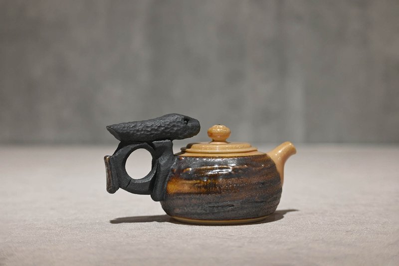 | 130cc | 蛇年意象 純瓷手工壺 柴燒造型正把壺 柴燒壺 茶壺 - 茶壺/茶杯/茶具 - 瓷 