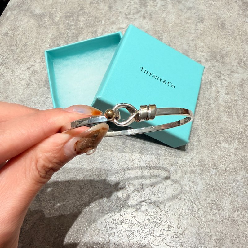 【Japanese Vintage】Authentic Vintage Tiffany & Co. Silver&18KYG Love Knot Bangle - สร้อยข้อมือ - โลหะ สีเงิน