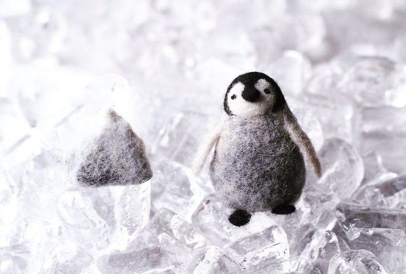 Little Penguin ♣ wool felt brooch - Brooches - Wool Gray