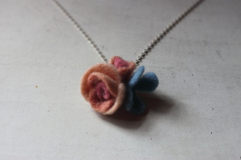 Natural plant dyed rose butterfly necklace spot money - Necklaces - Wool Pink
