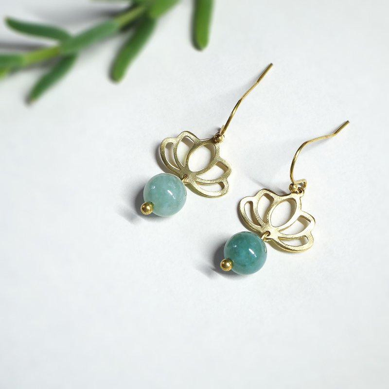 Lotus flower earrings with Jade (brass hand made) - ต่างหู - ทองแดงทองเหลือง สีเขียว