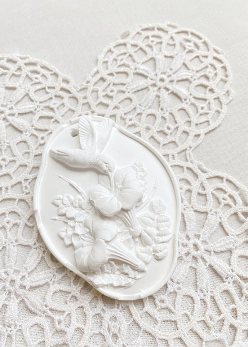 [Good Day Handmade] Birds and Flowers Card-shaped Fragrance Stone Ornament Pendant Gift - Fragrances - Other Materials White