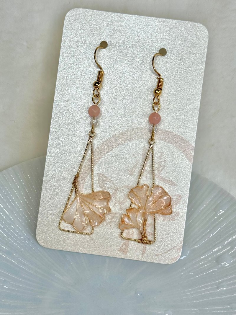 典雅米帶金銀杏長耳環 - 耳環/耳夾/耳骨夾 - 其他材質 白色