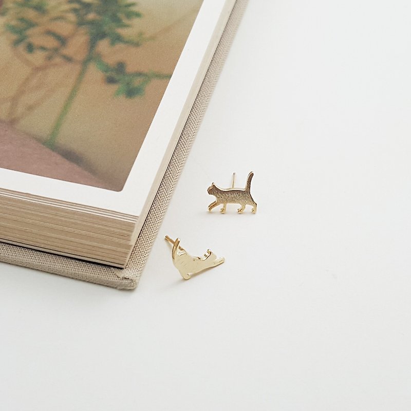 stretching cat post earring in gold l minimalist animal jewelry - ต่างหู - โลหะ สีทอง