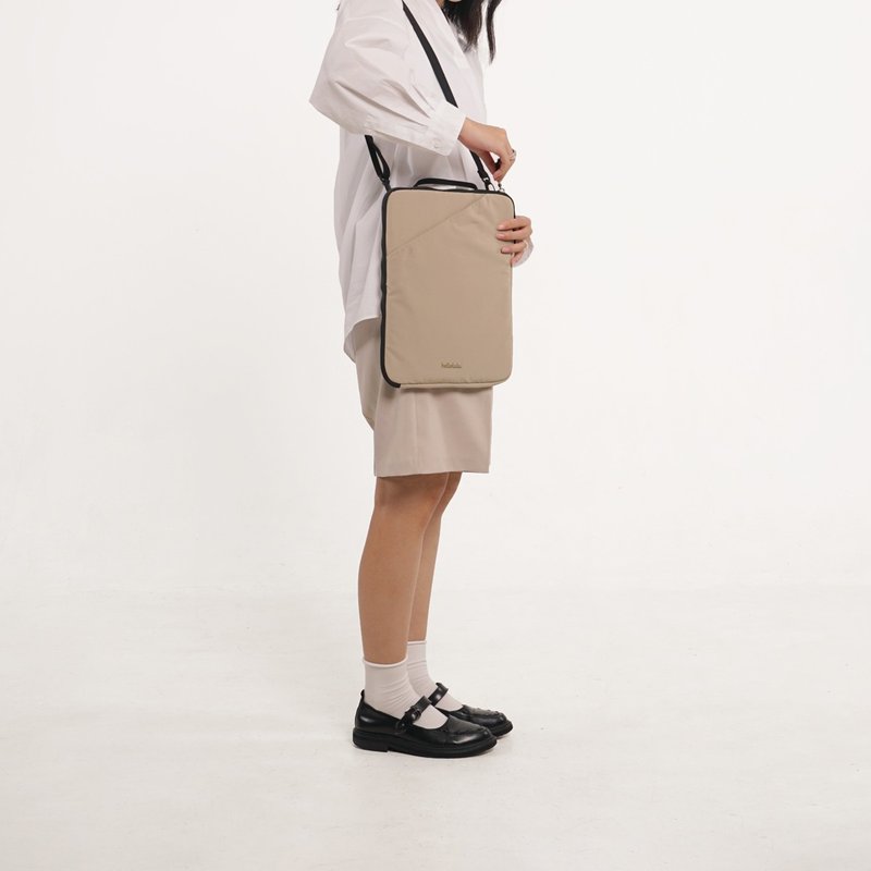 【hellolulu】Ateljee | 3-way 14 inch Laptop Case | ERLE (Butter Cream) - กระเป๋าแล็ปท็อป - เส้นใยสังเคราะห์ สีกากี