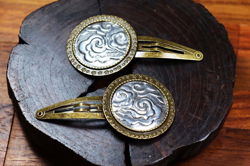 Tin carving | A pair of bronze water drop hairpins with auspicious cloud patterns - Hair Accessories - Other Metals Gold