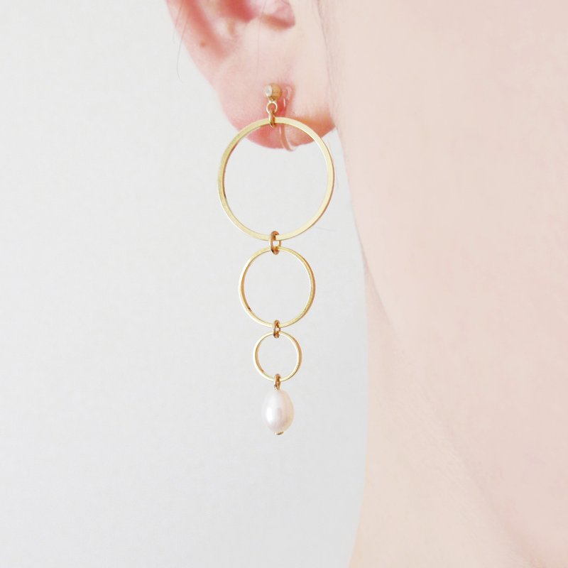 Freshwater pearl and three linked circle earrings - ต่างหู - หิน สีทอง