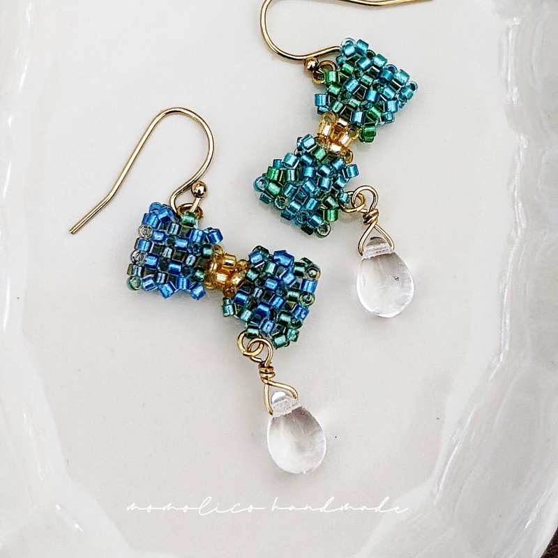 Beaded crochet embroidered bow earrings convertible to clip-on style - ต่างหู - วัสดุอื่นๆ สีเขียว