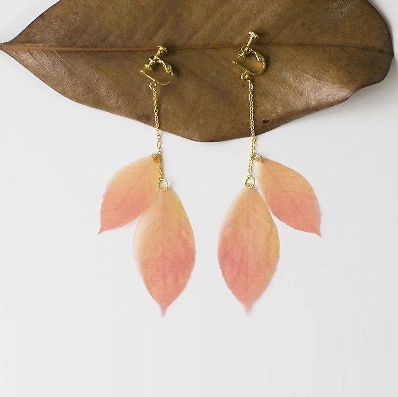 18kgf orange Autumn maple leaves handmade long dangle earrings birthday gift - Earrings & Clip-ons - Silk Orange