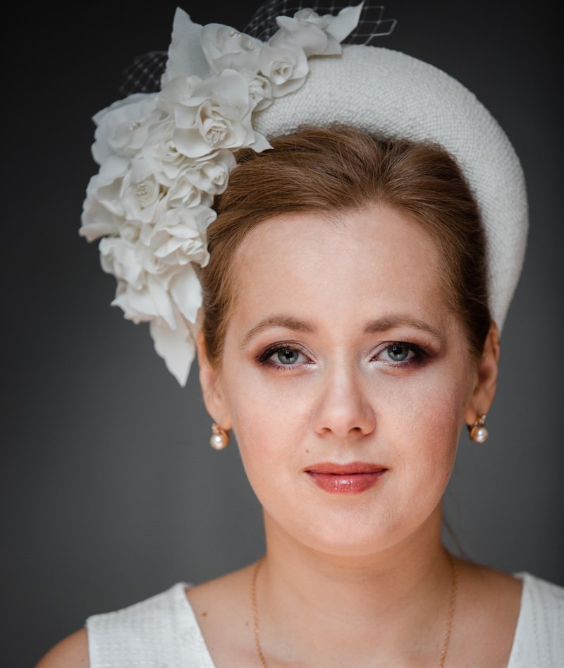 Wedding fascinator inspired by Kate Middleton Bridal halo headband - 髮箍/髮帶 - 其他材質 白色