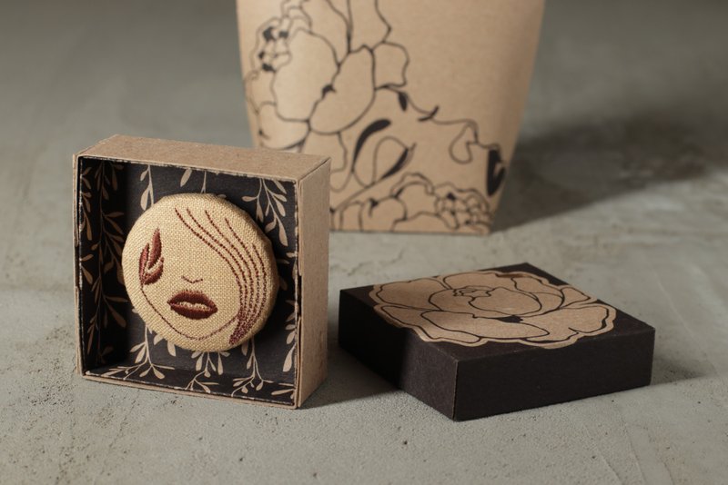 Embroidered hair accessories. Hair band + gift wrap. - เครื่องประดับผม - วัสดุอื่นๆ สีนำ้ตาล