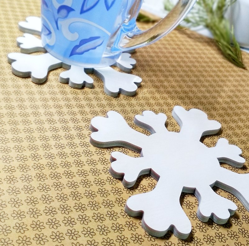 Set of 2 white cup coasters in shape of snowflakes Christmas gift Wooden - ที่รองแก้ว - ไม้ ขาว