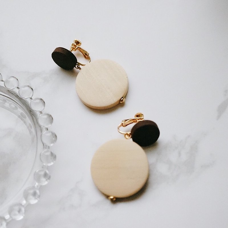 ITS-E133 [wooden earrings] large round small wooden ear clip ear clip - ต่างหู - ไม้ สีนำ้ตาล