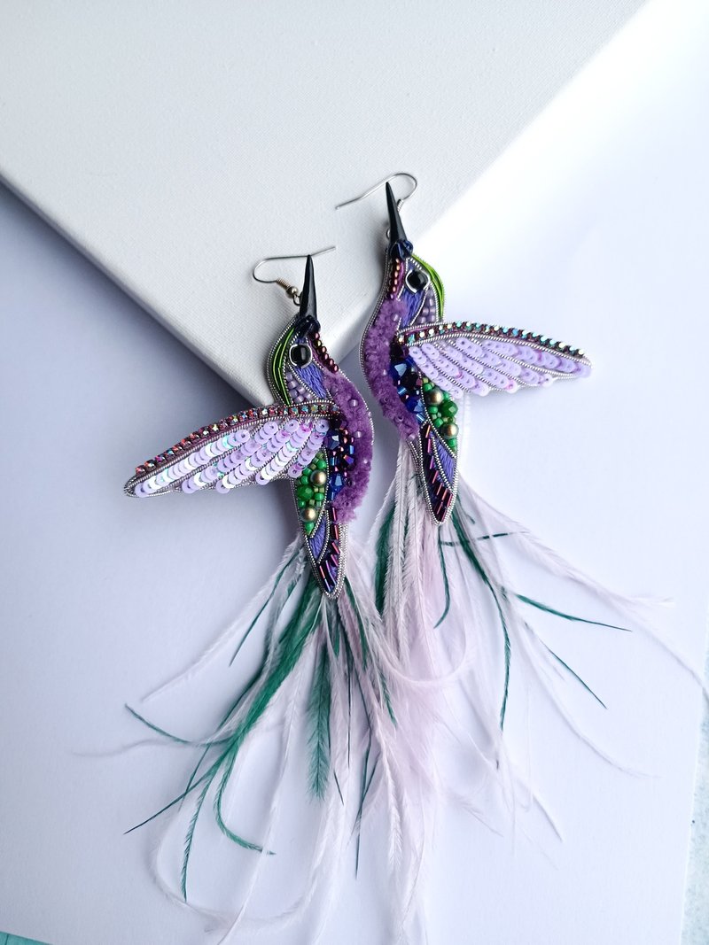 Embroidered hummingbird earrings made of seed beads and feather - 耳環/耳夾/耳骨夾 - 其他材質 多色