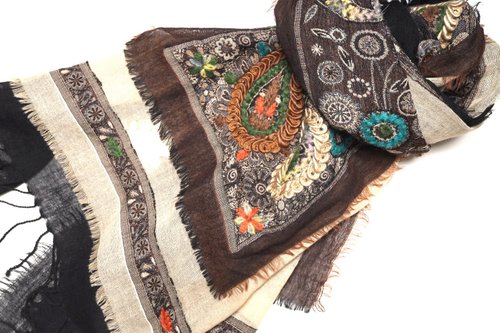 M31仙女星工作室 畢業禮物】喀什米爾水煮羊毛手工刺繡圍巾披肩焦糖米深咖三層紗