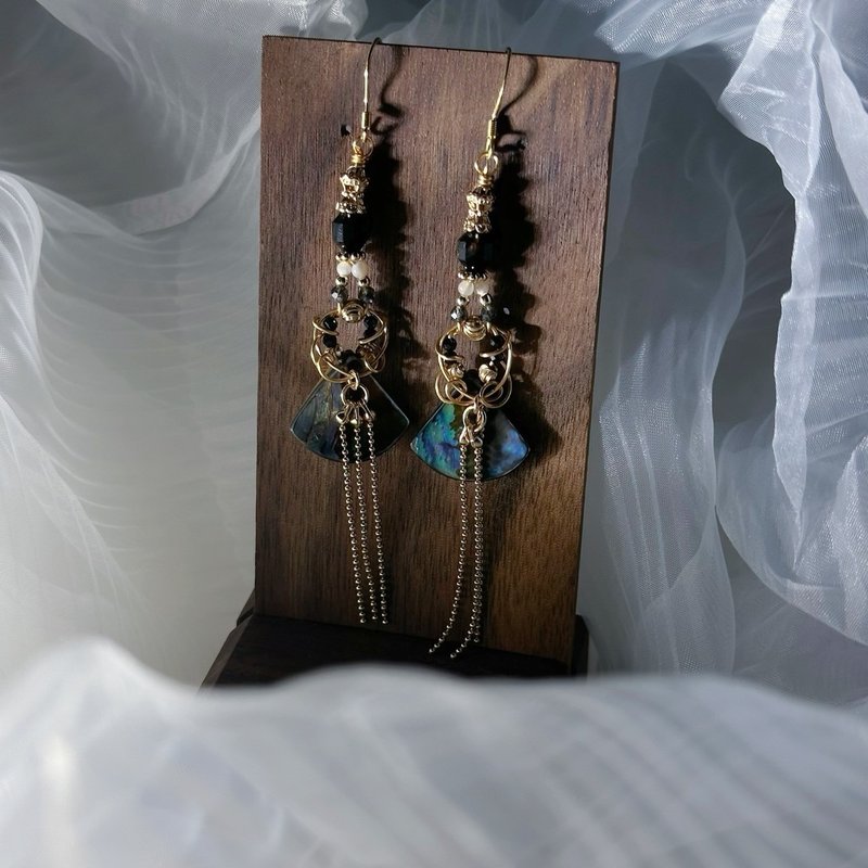 [Jinwu-Chu Xudongsheng] pendant earrings - Earrings & Clip-ons - Shell Black