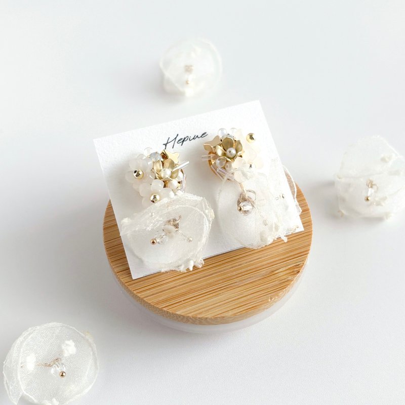 Bloom Veil (White): earring / pierce - 耳環/耳夾/耳骨夾 - 銅/黃銅 白色