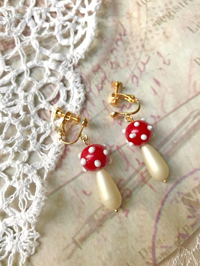 Jt Corner Vinatge Glass Bead Mushroom Earrings - ต่างหู - แก้ว สีแดง