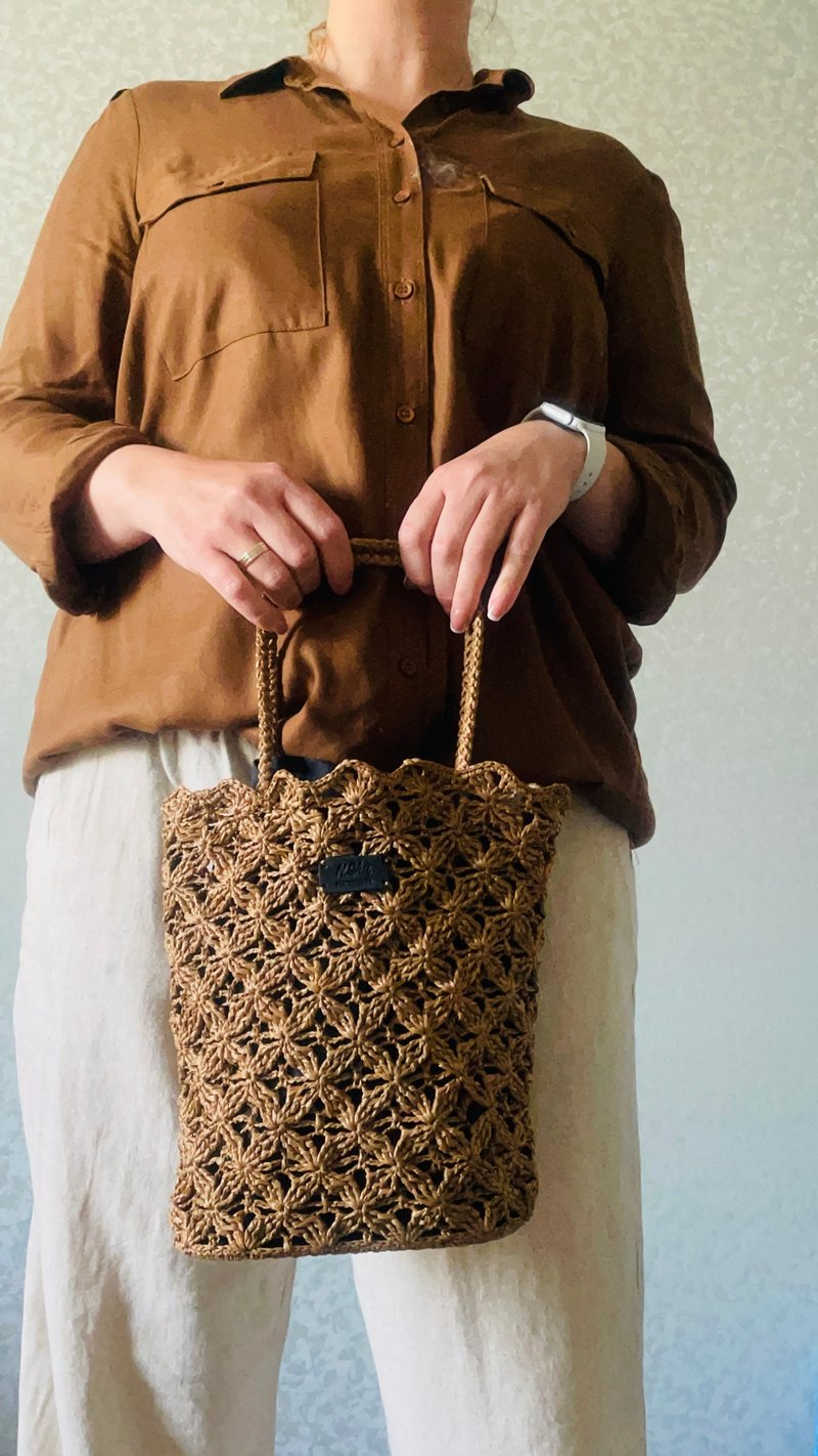 KVEETENbag Raffia bag handbag straw bag handmade Crochet bag Crochet raffia bag - กระเป๋าเป้สะพายหลัง - กระดาษ สีกากี