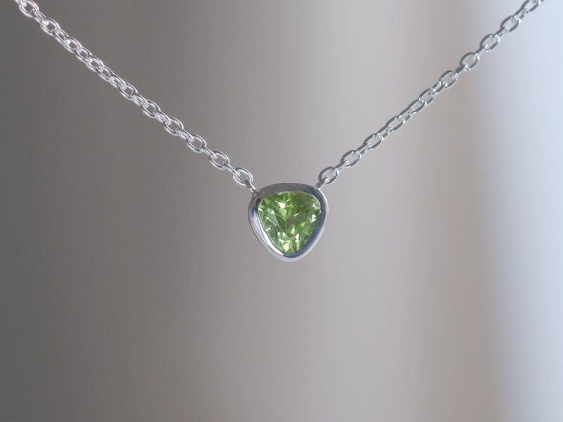 Peridot triangle necklace　ペリドット　トライアングルネックレス　天然石グリーン　シルバー - 項鍊 - 寶石 綠色