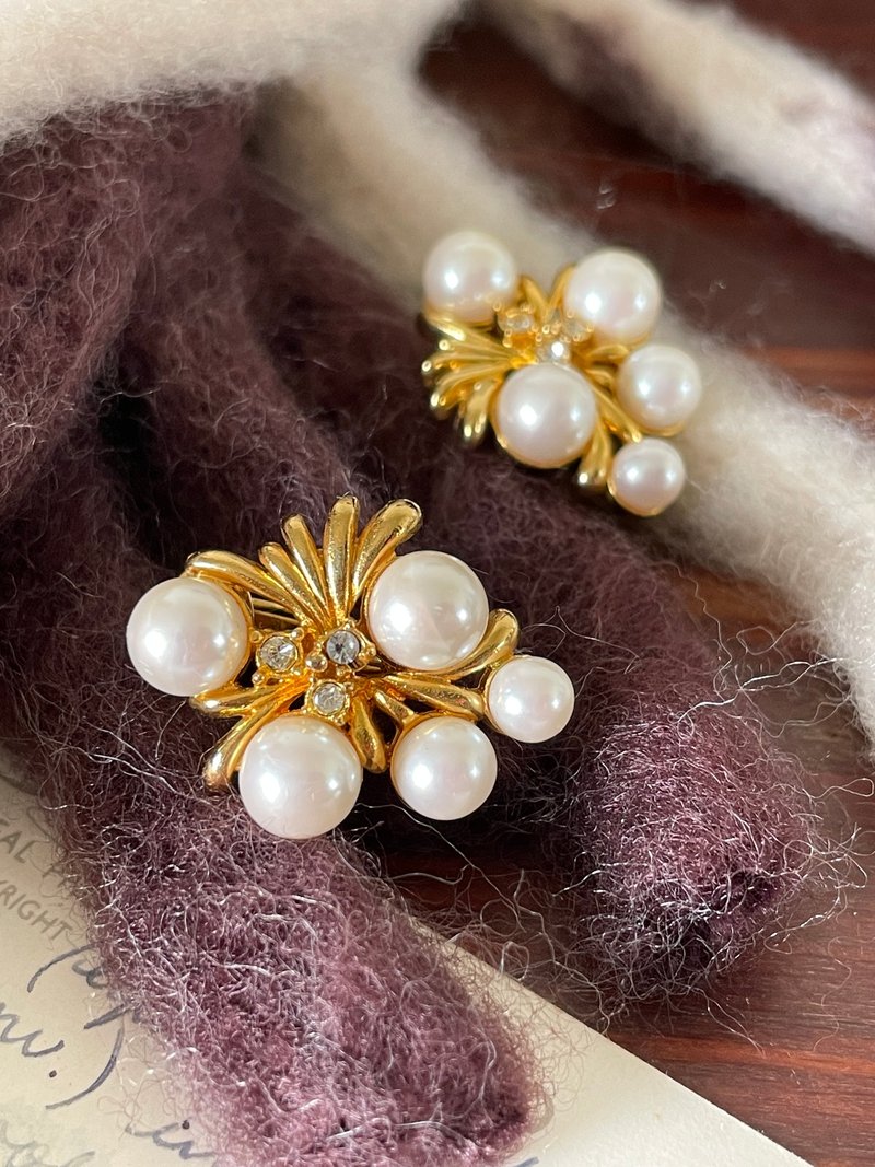 古董金色珍珠葉片夾式耳環C555 - 耳環/耳夾/耳骨夾 - 其他金屬 金色