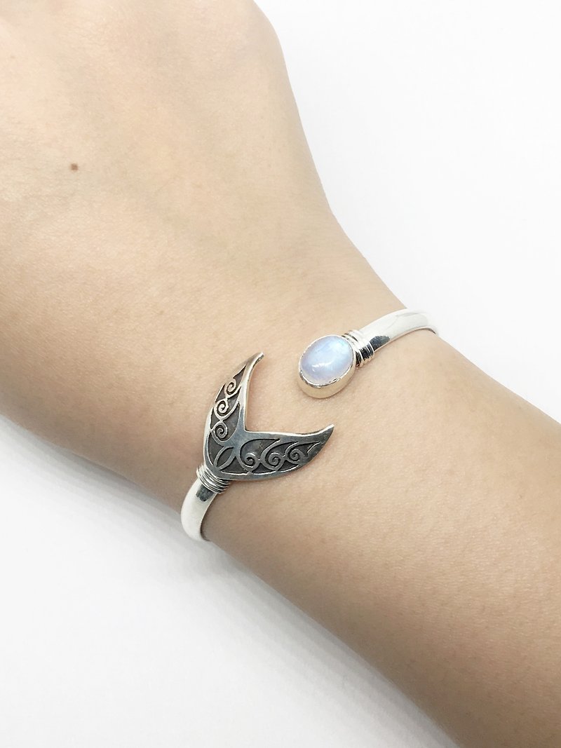 Moonstone 925 Silver carved mermaid thick silver bracelet bracelet made Nepal hand set - สร้อยข้อมือ - เครื่องเพชรพลอย สีน้ำเงิน