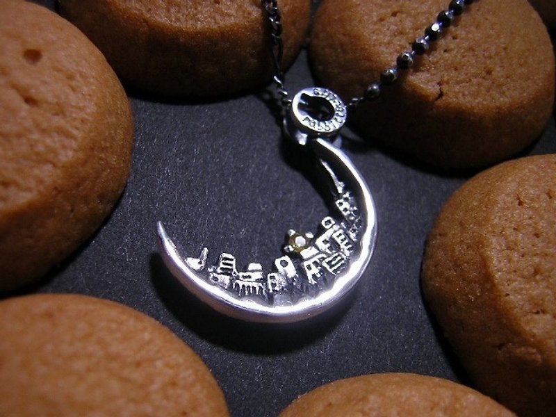 well-done cookie moon ( crescent moon sterling silver 餅乾 饼干 月 兔 衢 街 垂飾 垂饰 銀 银 ) - 項鍊 - 純銀 銀色