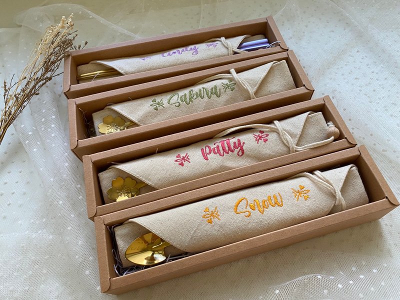 【TiNa】Eco-friendly cutlery bag, chopstick set, chopsticks wedding gift for sisters, custom embroidered wedding gift - ตะเกียบ - ผ้าฝ้าย/ผ้าลินิน 