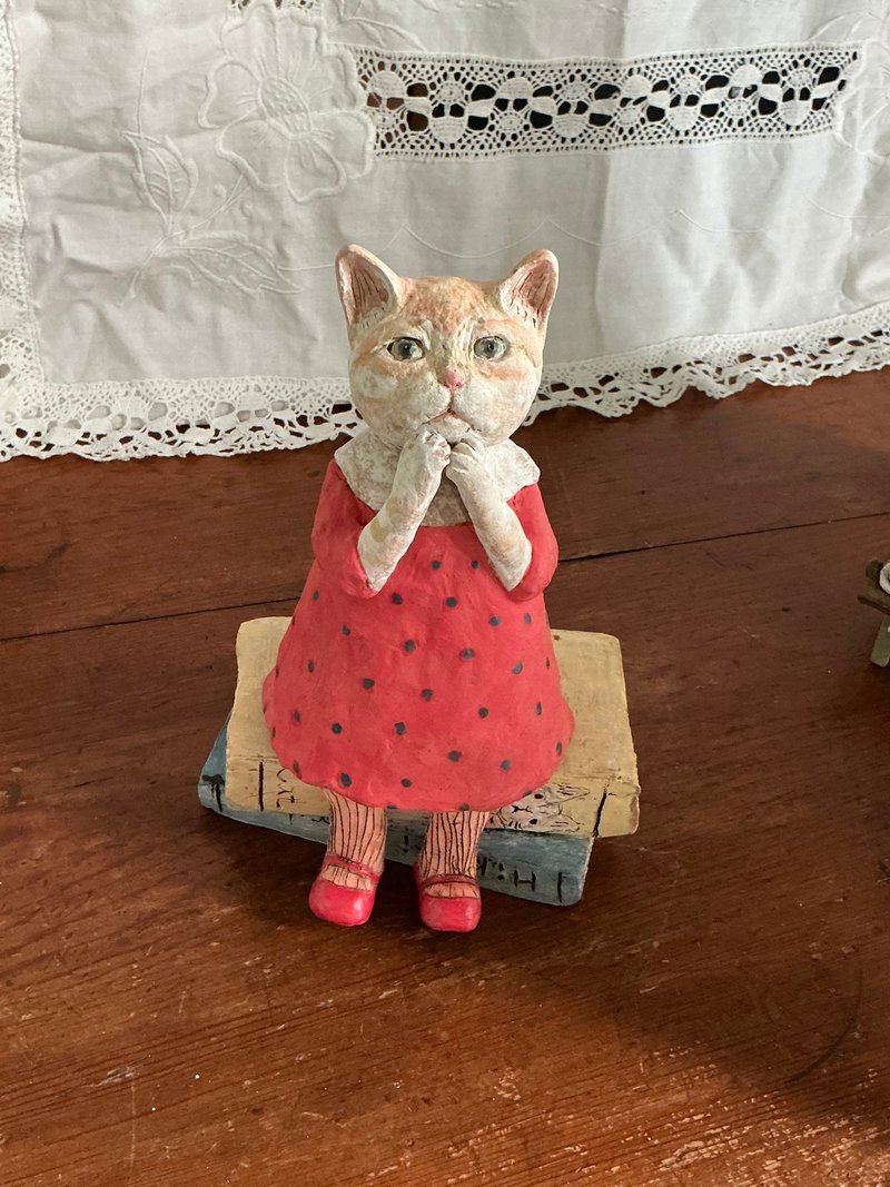 Pottery Doll Pottery Cat Red Dress Meow Meow - ตุ๊กตา - ดินเผา สีแดง