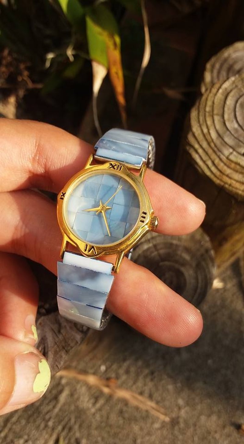 【Lost And Find】Blue colored Natural Mother of pearl gemstone watch - นาฬิกาผู้หญิง - เครื่องเพชรพลอย สีน้ำเงิน
