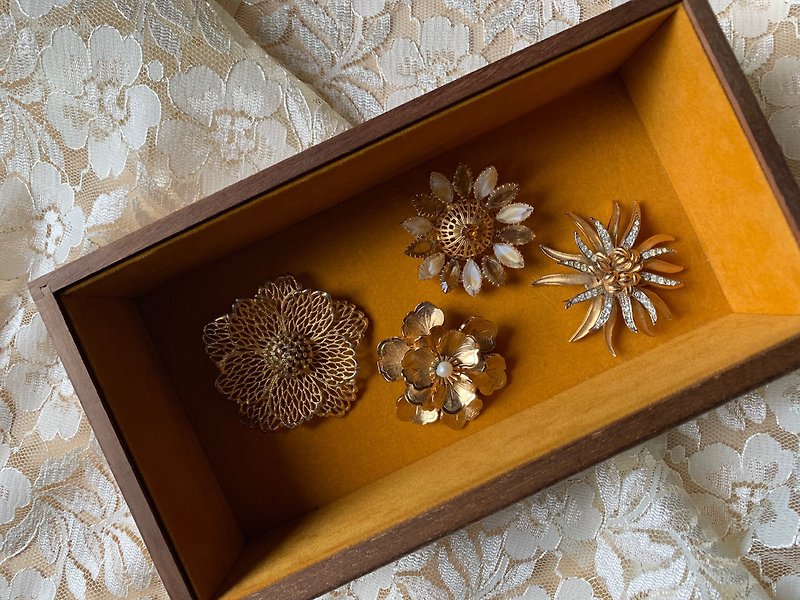 Vintage brooch-the blooming of magnificent flowers - เข็มกลัด - วัสดุอื่นๆ สีทอง