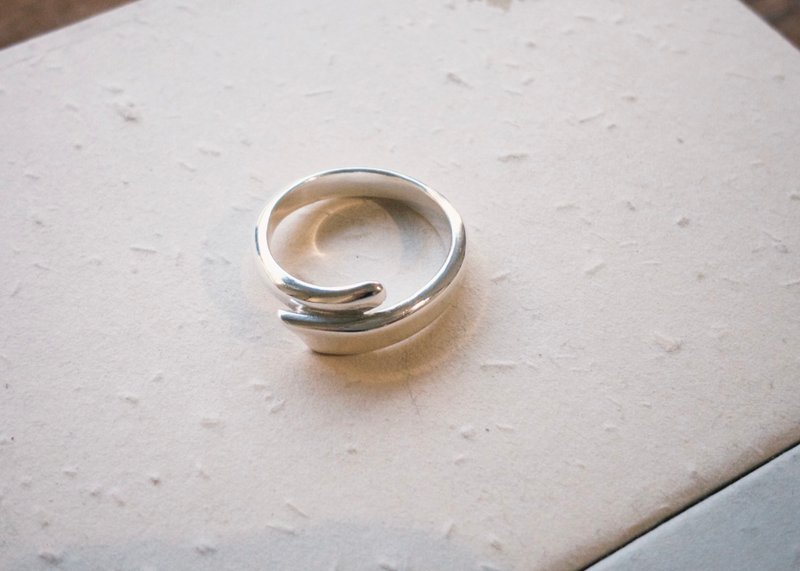Minimalist Silver Ribbon Ring - แหวนทั่วไป - เงินแท้ สีเงิน