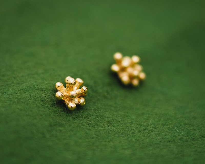 Nandina GOLD earrings - small earrings - Stud earrings - Modern earrings - ต่างหู - โลหะ สีทอง