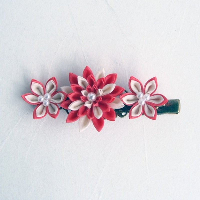 Three flowers hair clip, red, Tsumami-zaiku - เครื่องประดับผม - ผ้าฝ้าย/ผ้าลินิน สีแดง