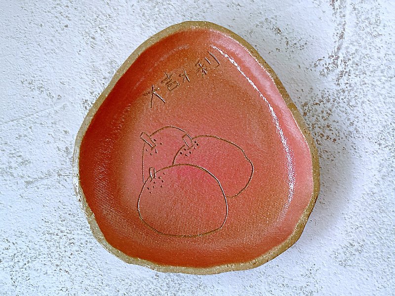 [Great fortune] Hand-carved pottery plate x little girl creation dinner plate snack plate New Year gift Childlike New Year - Plates & Trays - Pottery Pink