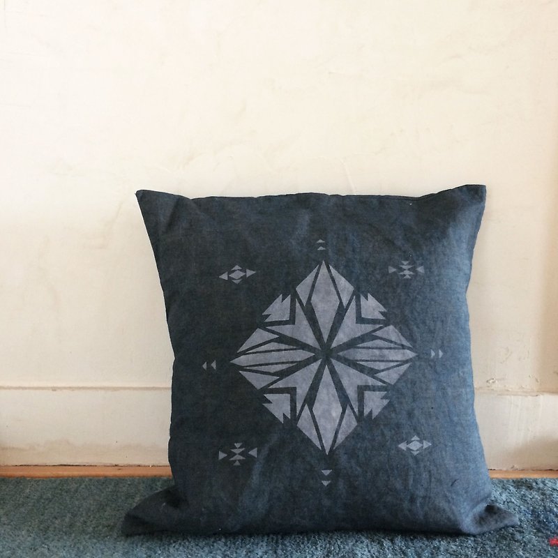 Overlaid dyed "YURUKURU × CONTINUUM collaboration cushion cover" persimmon and indigo - Pillows & Cushions - Cotton & Hemp Blue