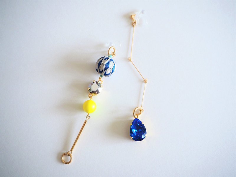 tachibanaya 日本的傳統工藝 手鞠球 刺藍 水晶不對稱 耳環 藍 白 - 耳環/耳夾 - 繡線 藍色
