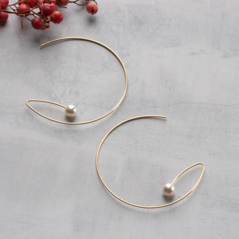 14kgf Swarovski Pearl Luna pierced earrings - 耳環/耳夾/耳骨夾 - 其他金屬 白色