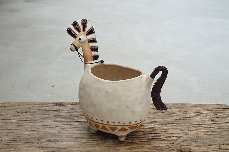 Horse, pencil holder, vase , Handmade ceramic - 鉛芯筆 - 陶 卡其色