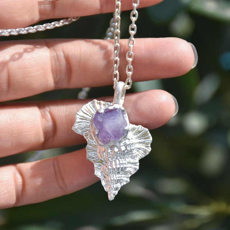 Conch double-sided wearable natural amethyst rough stone cornucopia with chain pendant - พวงกุญแจ - เงินแท้ สีม่วง