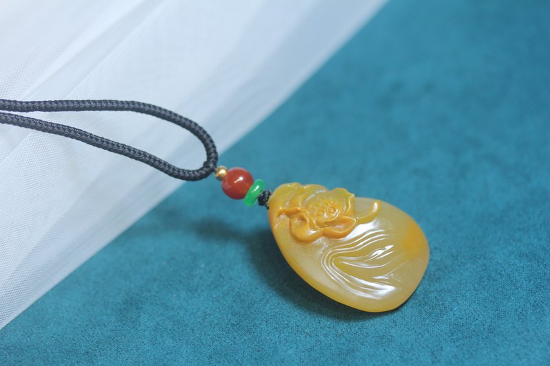 【魚樂蓮年】黃蠟石| 吊墜|掛飾|項鏈|掛件| 荷花原創手作|送禮 - 項鍊 - 玉石 黃色