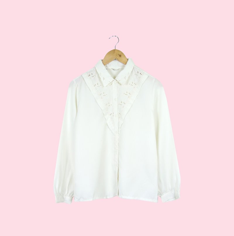 Back to Green :: Japanese delicate collar pure white silk shirt small sexy floral basket empty vintage (JS-04) - เสื้อเชิ้ตผู้หญิง - ผ้าไหม ขาว