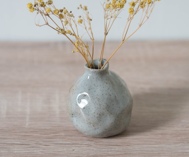 緑色の彫刻模様陶器花瓶 淡い緑色の彫刻模様の花瓶 淡い緑色の