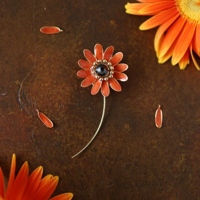 Gerbera brooch terracotta [October birth month flower lover] - เข็มกลัด - เรซิน สีส้ม