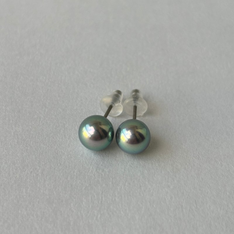 Akoya 海水珍珠 7mm 純鈦耳針 藍灰綠光的靜謐氣質 - 耳環/耳夾/耳骨夾 - 珍珠 