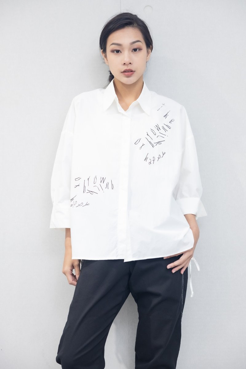 Black English lettering off-shoulder three-quarter sleeve short front and back drawstring shirt white - เสื้อเชิ้ตผู้หญิง - วัสดุอื่นๆ ขาว