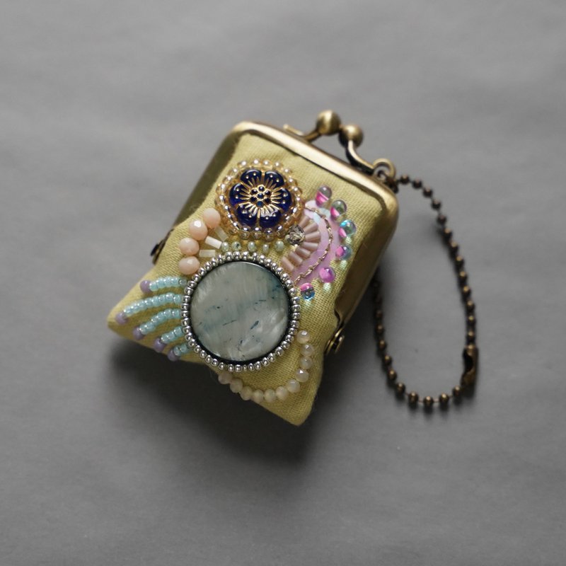ネックレスにも、バッグチャームにも、小さな小さなビーズ刺繍のがま口　29　イエロー　プレゼント　アクセサリーケース - 吊飾/掛飾 - 棉．麻 黃色