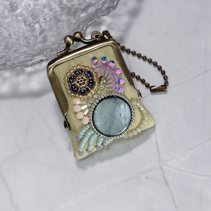 小さなビーズ刺繍のがま口 No.29 イエローのガーゼ ネックレス・バッグチャームにも アクセサリーケース 手刺繍の一点物 - 吊飾/掛飾 - 棉．麻 黃色