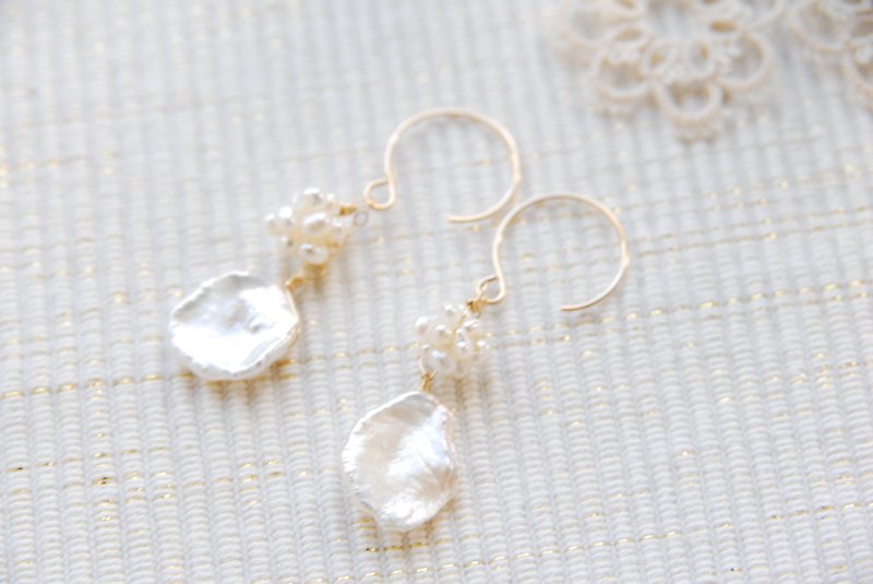 Earrings with pearls like mulberry 14kgf - Earrings & Clip-ons - Gemstone White