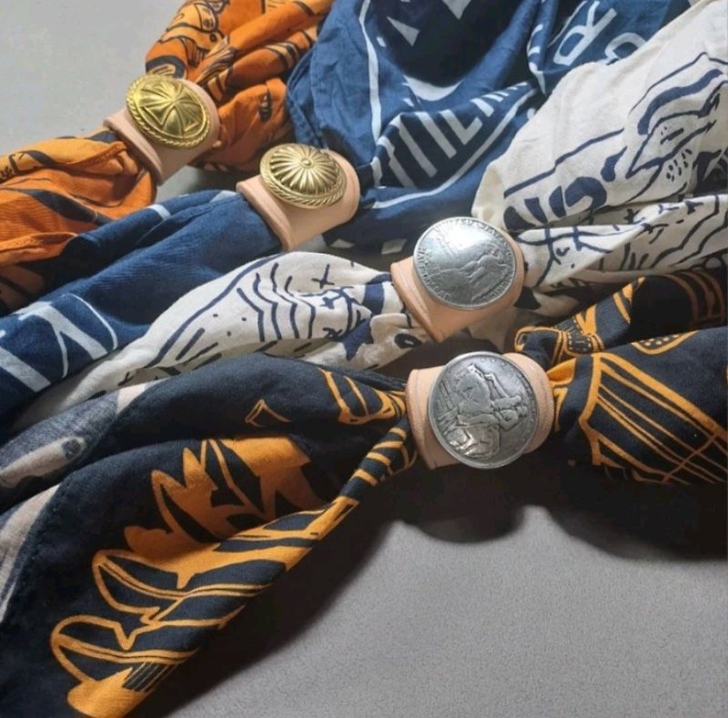 uriah ハンドメイドレザーアメリカンレトロ植物タンニンなめし革の最初の層の牛革スクエアスカーフボタンスカーフボタン手縫い - スカーフ - 革 